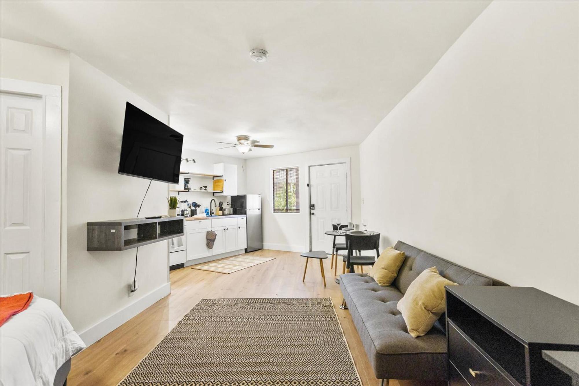 Modern Studio Apartment Near Merrimack Park Хантсвилл Экстерьер фото
